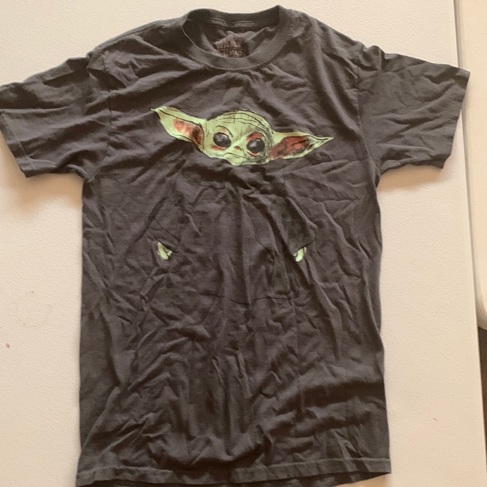 Star Wars baby Yoda short sleeve shirt men’s small